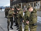 Einweisung von internationalen Wettkämpfern in das Sturmgewehr 77. (Bild öffnet sich in einem neuen Fenster)