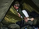 Mit Einbruch der Nacht begeben sich die erschöpften Soldaten zur Ruhe. (Bild öffnet sich in einem neuen Fenster)