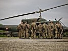 Die Soldaten bei der Einweisung in die AB-212-Maschine. (Bild öffnet sich in einem neuen Fenster)