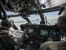 Im Cockpit eines S-70 "Black Hawk" Transporthubschraubers. (Bild öffnet sich in einem neuen Fenster)