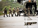 Auf dem Weg zum deutschen CH-53 Transporthubschrauber. (Bild öffnet sich in einem neuen Fenster)