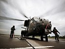 Zwei deutsche Bordtechniker kurz vor dem Start der CH-53. (Bild öffnet sich in einem neuen Fenster)
