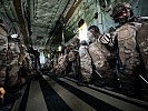 Spezialeinsatzkräfte in einem deutschen CH-53. (Bild öffnet sich in einem neuen Fenster)