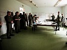 Befehlsausgabe am Gefechtsstand. (Bild öffnet sich in einem neuen Fenster)