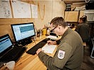 Konzentriertes Arbeiten in einem Container. (Bild öffnet sich in einem neuen Fenster)