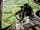 Deutscher Bordschütze mit überschwerem Maschinengewehr. (Bild öffnet sich in einem neuen Fenster)