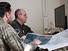 Der Militärgeograph unterstützt mit seiner Erfahrung. (Bild öffnet sich in einem neuen Fenster)