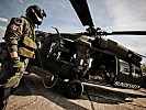 Kurz vor dem Abheben, ein Bordtechniker vor einem S-70 "Black Hawk". (Bild öffnet sich in einem neuen Fenster)