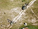 Das Fahrzeug wird durchsucht - der Helikopter wartet auf den Abflug. (Bild öffnet sich in einem neuen Fenster)