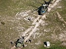 Die verdächtigen Personen werden zum Helikopter gebracht. (Bild öffnet sich in einem neuen Fenster)