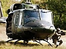 Spezialeinsatzkräfte sitzen aus einem AB-212 ab. (Bild öffnet sich in einem neuen Fenster)