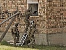 Die Soldaten geben sich Feuerschutz. (Bild öffnet sich in einem neuen Fenster)