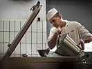 ...und sein Team bereiten eine Mahlzeit vor. (Bild öffnet sich in einem neuen Fenster)