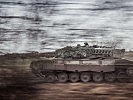 Kampfpanzer in schneller Fahrt. (Bild öffnet sich in einem neuen Fenster)