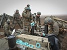 Die Munition für den Granatwerfer wird ausgepackt. (Bild öffnet sich in einem neuen Fenster)