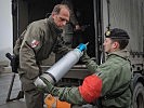 Die Versorgungstruppe übergibt die Munition an die Panzerbesatzungen. (Bild öffnet sich in einem neuen Fenster)