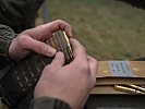 Aufmagazinieren der Sturmgewehr-Munition. (Bild öffnet sich in einem neuen Fenster)