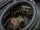Die Munition für einen Schützenpanzer "Ulan" wird im Turm verstaut. (Bild öffnet sich in einem neuen Fenster)