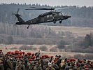 Ein S-70 "Black Hawk" landet vor den Zusehern. (Bild öffnet sich in einem neuen Fenster)