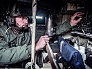 Der angehende Offizier im Inneren des Panzers. (Bild öffnet sich in einem neuen Fenster)