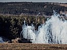 Kampfpanzer "Leopard" verschießen Nebelwurfkörper. (Bild öffnet sich in einem neuen Fenster)