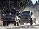 Die Soldaten fahren los. (Bild öffnet sich in einem neuen Fenster)