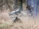 Ein Panzerabwehr-Trupp feuert. (Bild öffnet sich in einem neuen Fenster)