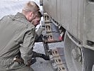 Arbeiten an der Panzerkette. (Bild öffnet sich in einem neuen Fenster)