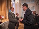 Generalsekretär Baumann übergibt den Akademiering an den Jahrgangsersten. (Bild öffnet sich in einem neuen Fenster)