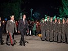 Generalsekretär Baumann u. Generalstabschef Brieger schreiten die Front ab. (Bild öffnet sich in einem neuen Fenster)