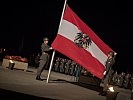Die Bundesdienstflagge wird am Maria-Theresienplatz gehisst. (Bild öffnet sich in einem neuen Fenster)