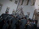 "Säbelschlagen" im Burghof der Militärakademie. (Bild öffnet sich in einem neuen Fenster)