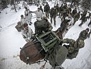 Wesentliche Unterstützung im Hochgebirge - Tragtiere der Bundeswehr. (Bild öffnet sich in einem neuen Fenster)