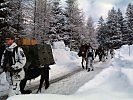 Transport von Ausrüstung auf Mulis der Bundeswehr. (Bild öffnet sich in einem neuen Fenster)
