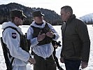 Mario Kunasek im Gespräch mit Soldaten des Bundesheeres. (Bild öffnet sich in einem neuen Fenster)