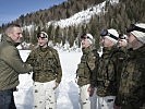 Der Minister begrüßt polnische Soldaten. (Bild öffnet sich in einem neuen Fenster)