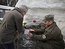 Der "Präsidenten-Anker" wird angebracht. (Bild öffnet sich in einem neuen Fenster)