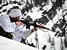 Die gekreuzten Schistöcke sind eine gute Möglichkeit die Waffe aufzulegen. (Bild öffnet sich in einem neuen Fenster)