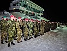 Angetretene Soldaten vor dem Nachtschießen. (Bild öffnet sich in einem neuen Fenster)
