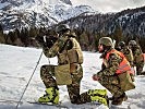 Slowenische Soldaten üben den Anschlag im Schnee. (Bild öffnet sich in einem neuen Fenster)