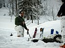 Vor dem Biwak werden die Skier abgelegt. (Bild öffnet sich in einem neuen Fenster)