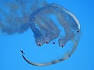 Training: Spektakuläre Loopings der spanischen Patrulla Aguila. (Bild öffnet sich in einem neuen Fenster)