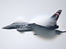 Ein Eurofighter bei seinem Display. (Bild öffnet sich in einem neuen Fenster)