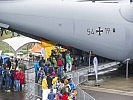 Lange Menschen-Schlangen bei den Flugzeugen. (Bild öffnet sich in einem neuen Fenster)
