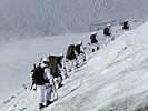 Die Gebirgssoldaten der französichen Armee beim Aufstieg. (Bild öffnet sich in einem neuen Fenster)