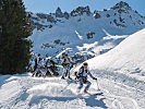 Abfahren auf Schi mit der gesamten Gruppe im Tiefschnee. (Bild öffnet sich in einem neuen Fenster)