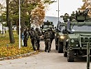 Ein verletzter Soldat wird geborgen. (Bild öffnet sich in einem neuen Fenster)