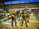 Anlegen des Fallschirms durch deutsche Kameraden der Bundeswehr. (Bild öffnet sich in einem neuen Fenster)