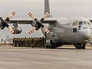 Einsteigen in die "Hercules" C-130. (Bild öffnet sich in einem neuen Fenster)