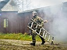 Eine Leiter hilft beim Einstieg in Häuser. (Bild öffnet sich in einem neuen Fenster)